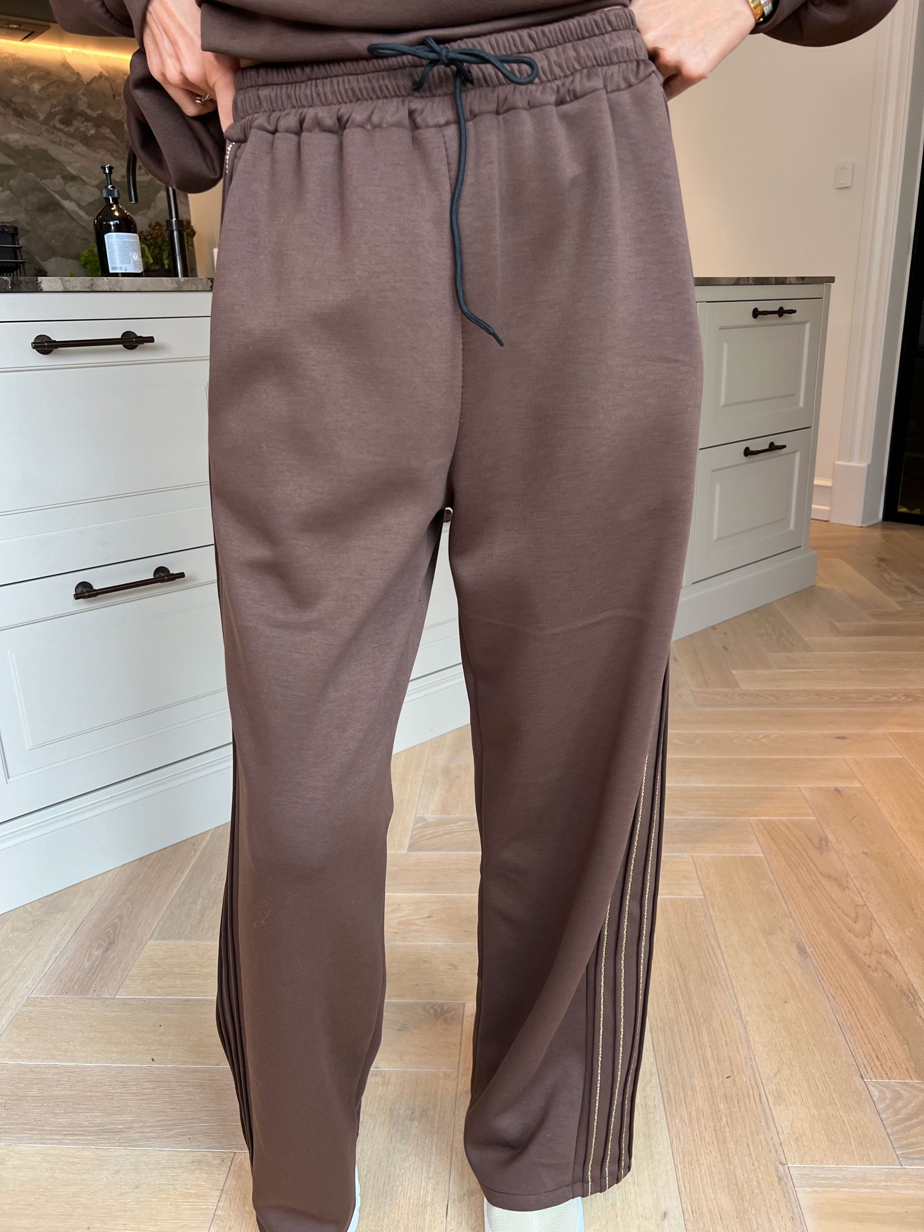 Dream – Mjukt plus size träningsoverallset i viskos med eleganta gulddetaljer